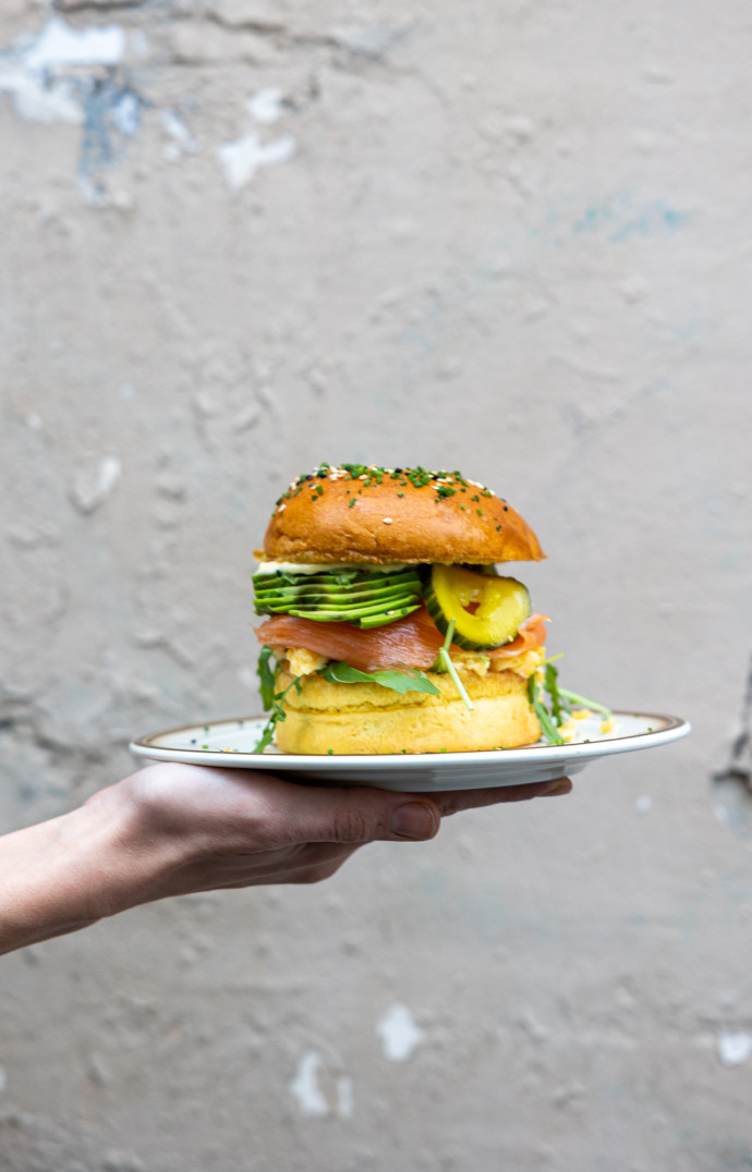Un beau bun garni d’avocat et de saumon fumé.