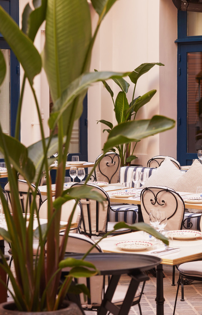 La jolie terrasse du Maison Delano Paris.