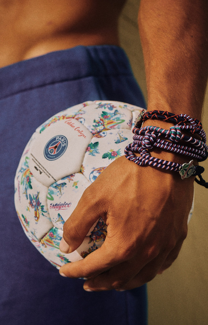 Un ballon de foot a lui aussi été customisé.