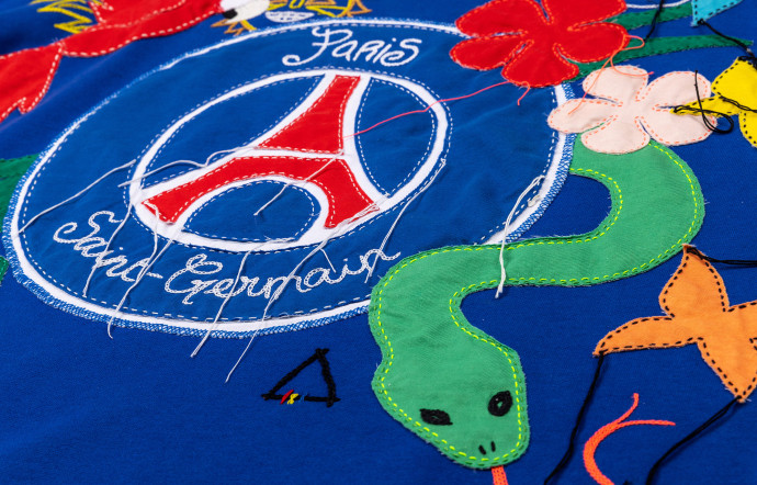 Les pulls sont brodés à la main.