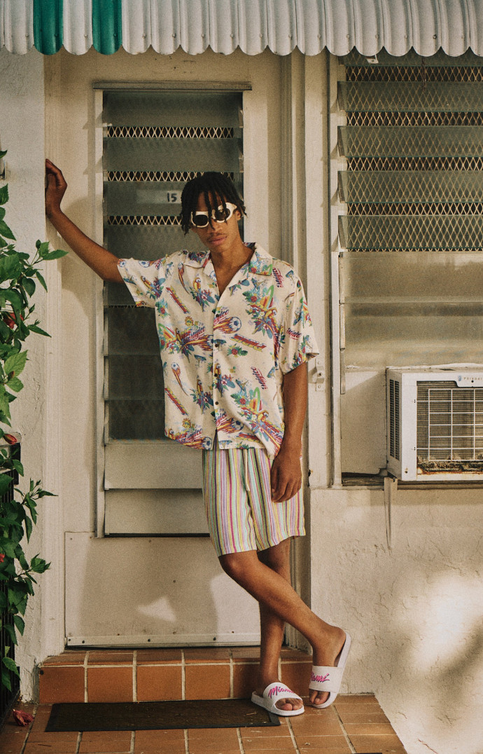 Certains articles de la collaboration affichent des motifs retro kitsch.