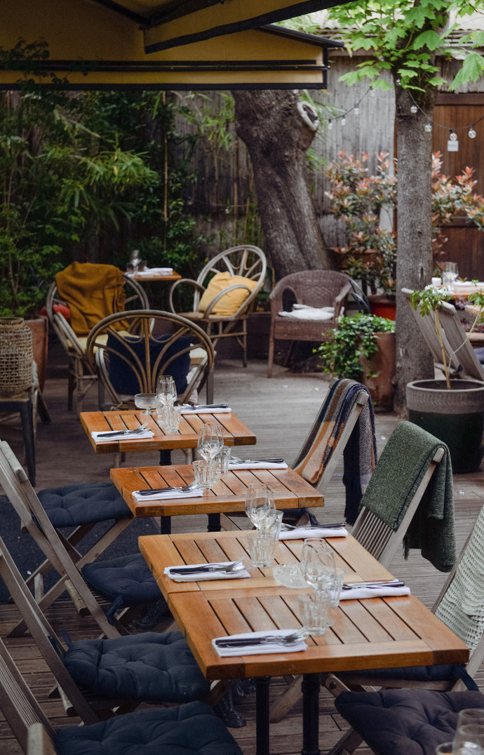 La terrasse arborée de Fulgurances L’Entrepot.