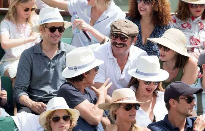 Guillaume Canet, Jean Dujardin, son épouse Nathalie Péchalat, Yvan Attal et Elsa Zylberstein sur le court Philippe Chatrier en 2017, à Roland Garros.