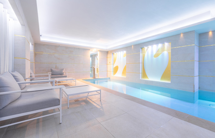 6-8 Rue Duphot, 75001 Paris.