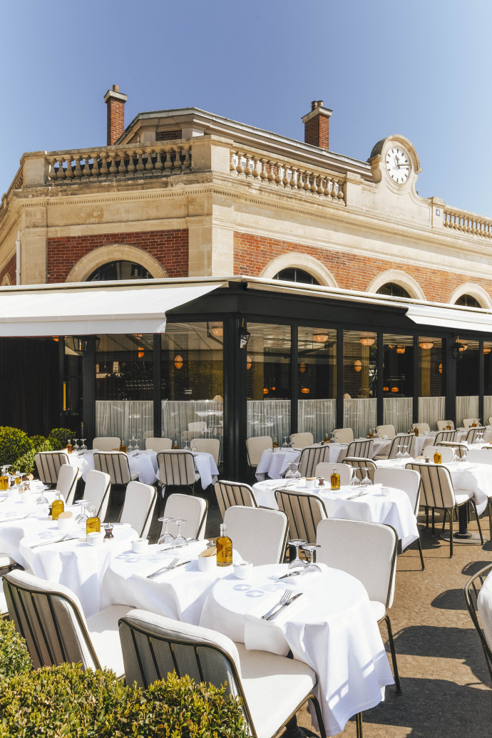 La Flandrin propose une large terrasse ensoleillée.