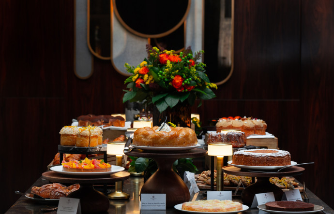 La nouvelle cheffe pâtissière, Hélène Kerloeguen, signe toute la pâtisserie, viennoiserie et partie sucrée du brunch.