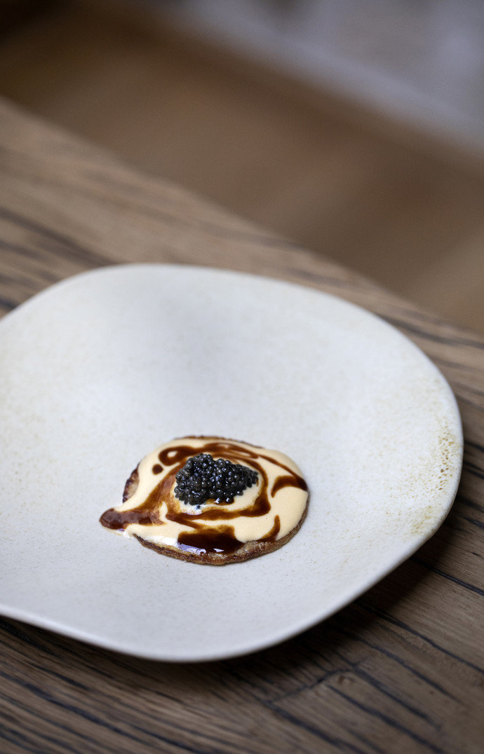 Mamelle, crème foin, caviar et jus corsé