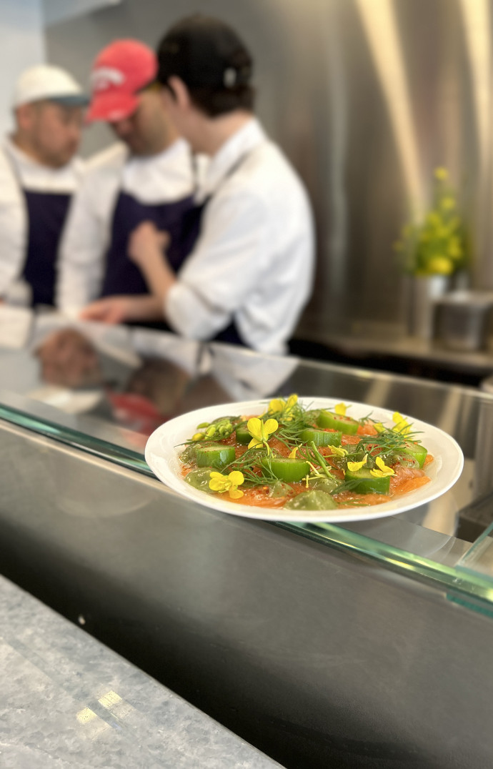 L’usage des couverts sera toléré pour les petites assiettes à partager.