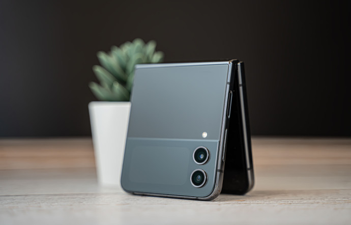 Samsung galaxy Z flip 4 Noir.