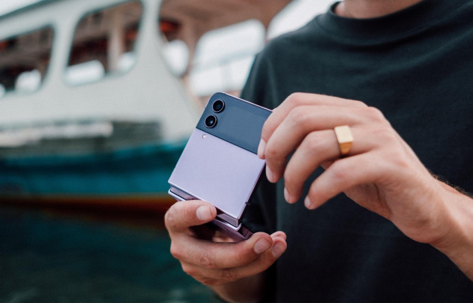 Le Samsung Galaxy Z Flip 4 est un smartphone pliable élégant avec un écran pliable vertical, offrant une expérience de visualisation immersive et une prise en main confortable.