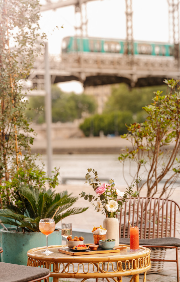 La jolie terasse du OFF Seine Paris.