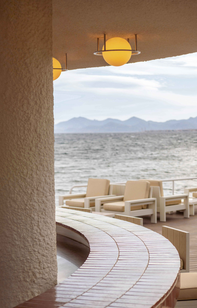 Le Cap d’Antibes Beach Hotel a les pieds dans l’eau.