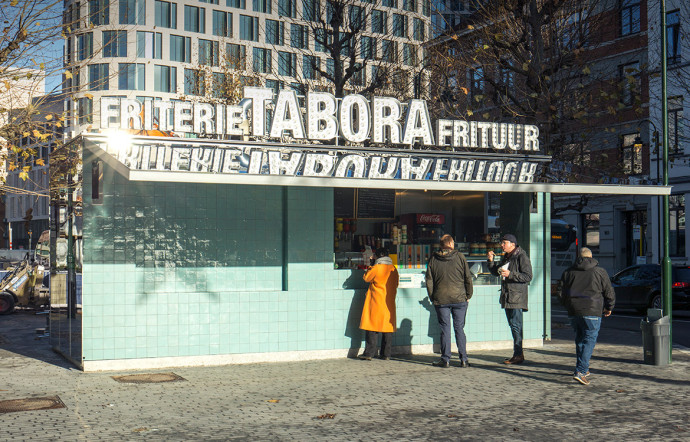 En 2017, la ville de Bruxelles a lancé un concours pour un nouveau design des fritkots de la ville. Une cinquantaine de candidatures ont été présentées, parmi lesquelles la gagnante, celle du Studio Moto.