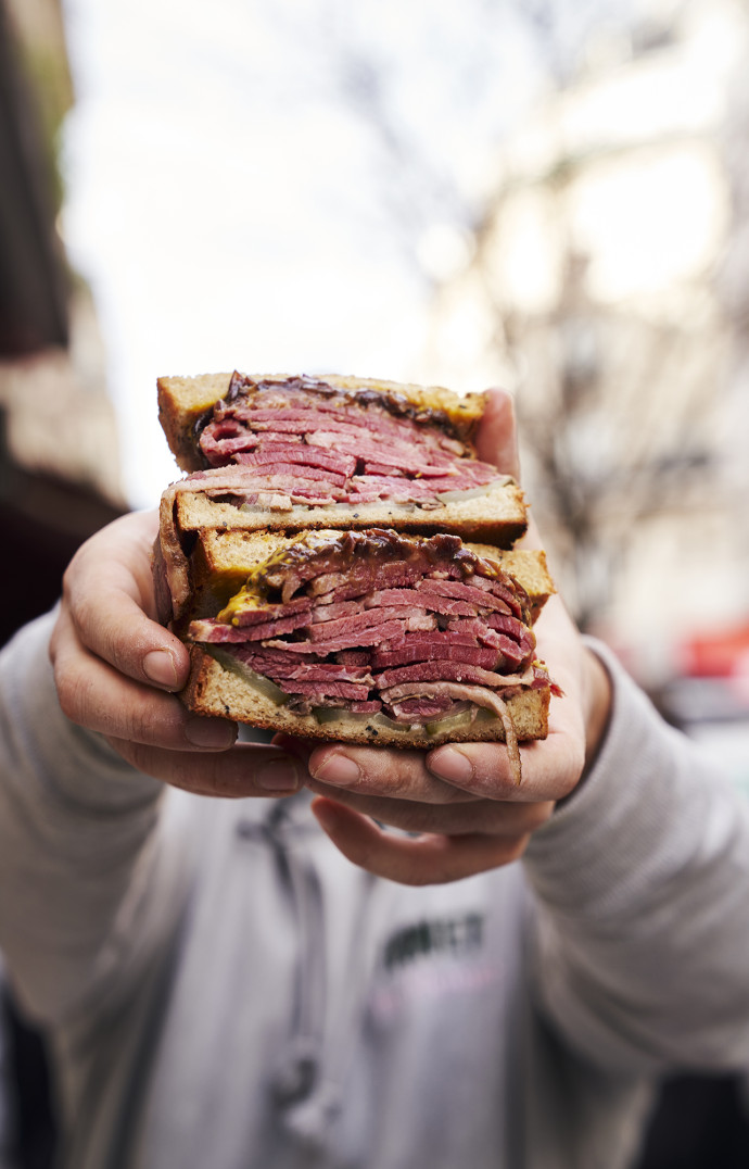 Un pastrami sandwich copieusement garni.