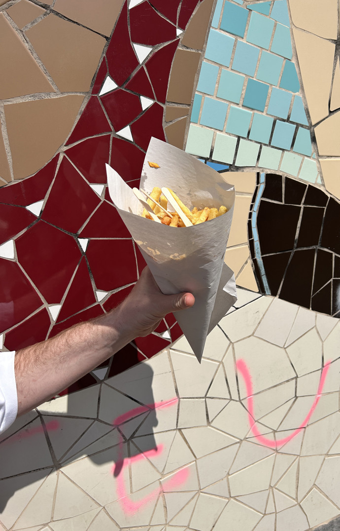 Un cornet de frites englouti à la Friterie de la Barrière à Bruxelles.