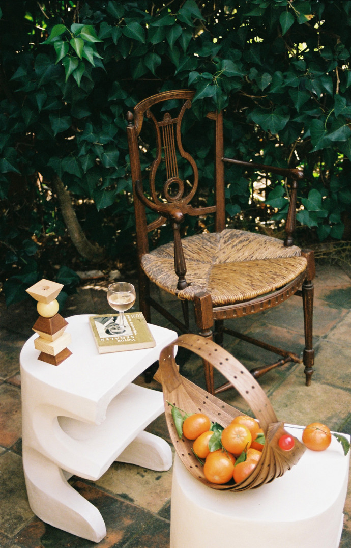 Table Baisers Volés de Léa Bigot, bougeoirs et corbeille Oros,
