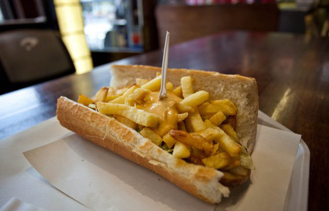 Une mitraillette : l’artillerie lourde.