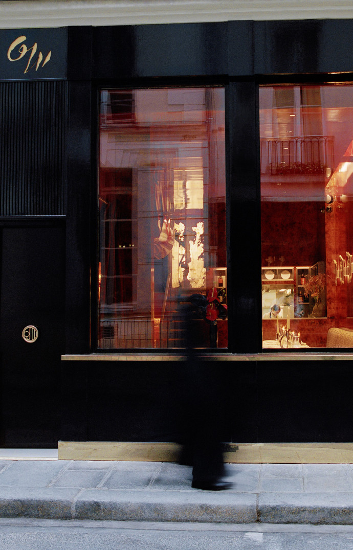 Esprit voyeur à travers la façade du restaurant.