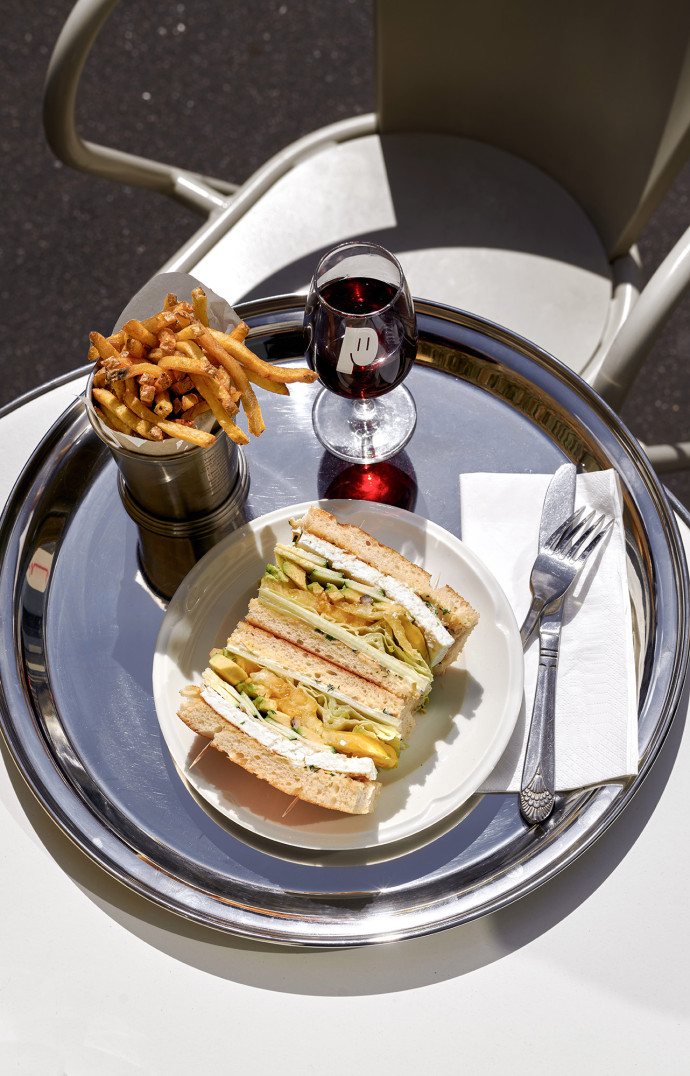 Un dwich + un canon de vin = le parfait combo.