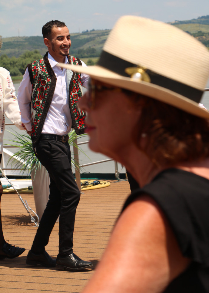 Passagers et staff s’amusent au rythme des danses balkaniques.