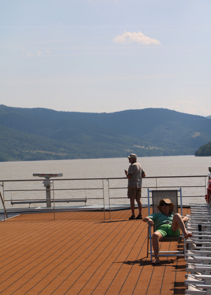 Certains passagers se détendent au soleil pendant la navigation.