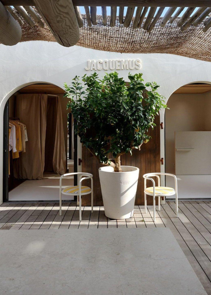 Une petite boutique s’installe près de la plage, où des pièces summer vibes, se vendent dans un cadre rustique.