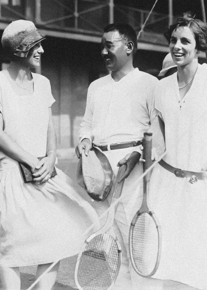 Les premières raquettes empruntent leur design à l’ancien sport du vrai tennis.