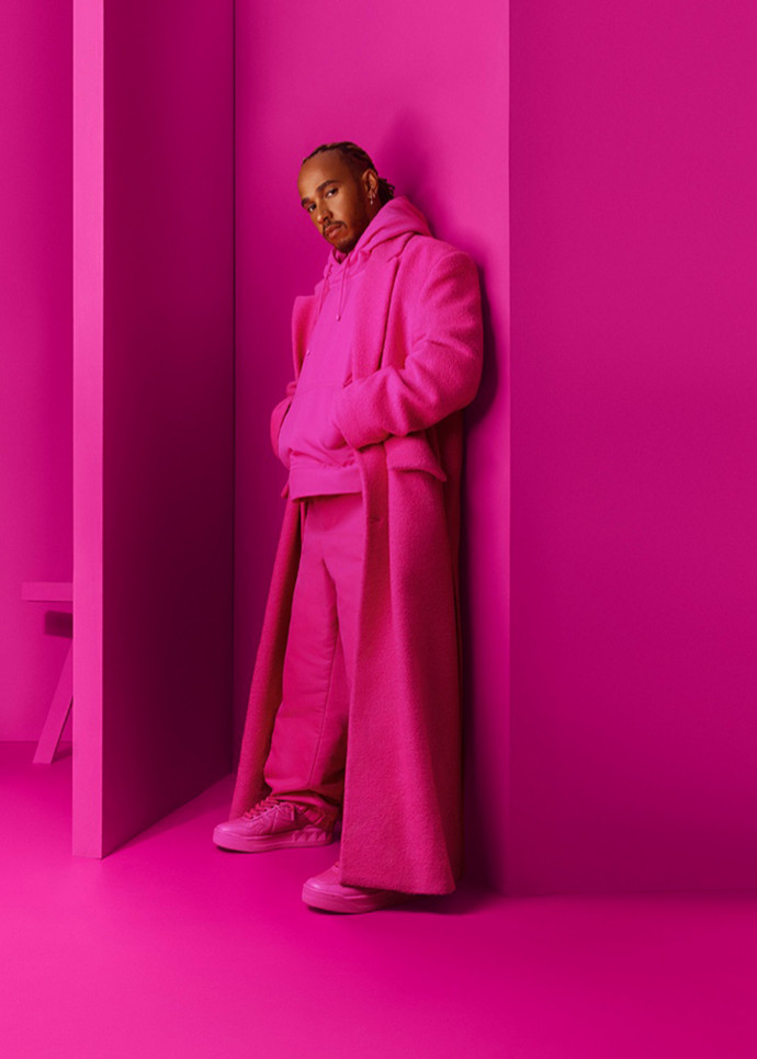Lewis Hamilton est le visage de la campagne FW22 de Valentino.
