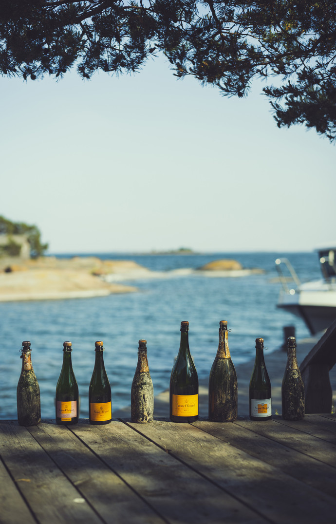 L’ensemble des bouteilles dégustées sur Silverskär le 20 juin 2023 prennent la pose devant la mer Baltique.