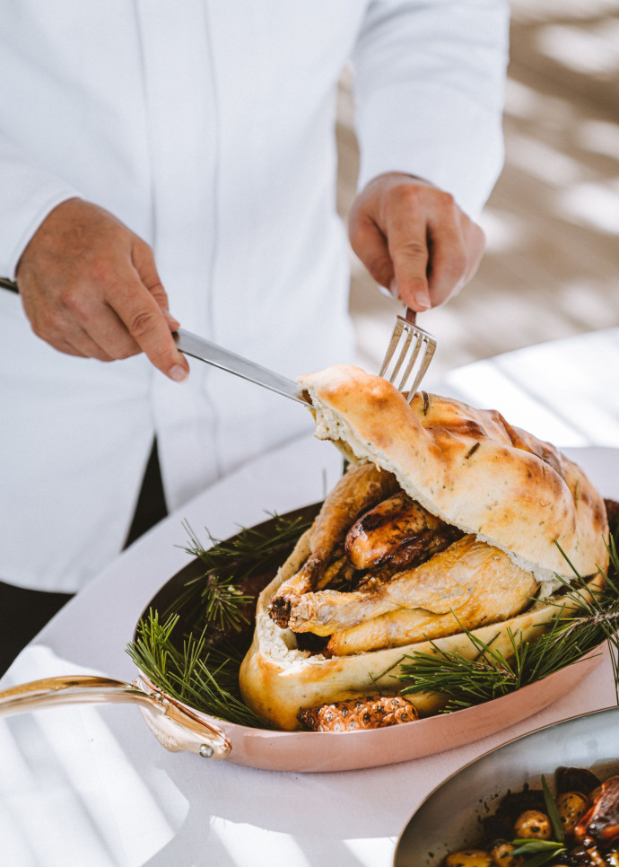 Une cuisine de produits, simple et lisible, qui appelle une belle créativité en matière d’assaisonnements et de mariage des condiments. 