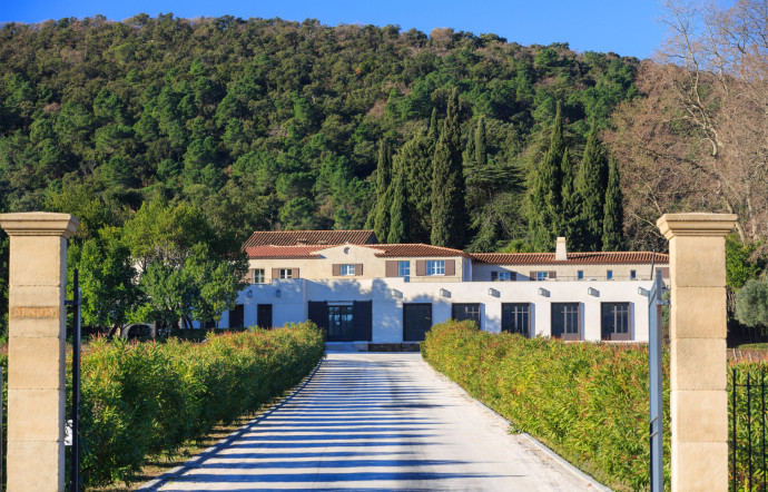 Situé sur la presqu’île de Saint‑Tropez, le château Minuty entre dans une ère nouvelle, grâce à son association avec le groupe LVMH.
