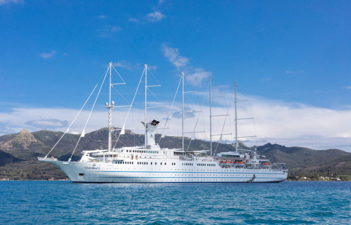 Club Med 2 est le seul cinq‑mâts au monde à la pointe de la technologie. Ses dimensions modestes – 2 700 m2 de pont en teck et 184 cabines tout de même – et son faible tirant d’eau lui permettent de jeter l’ancre là où les géants des mers ne peuvent s’aventurer.