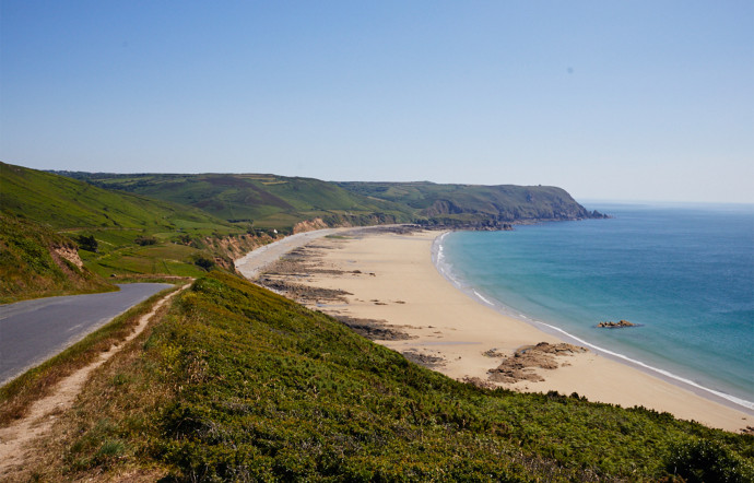 Méconnu, difficilement accessible, le Cotentin est le territoire de prédilection de ceux qui souhaitent se tenir un peu en marge. Visite, 2023 -TGL