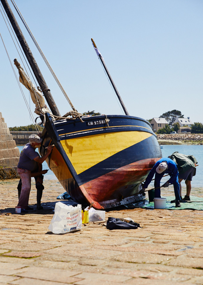 À Barfleur, comme un peu partout sur la côte du Cotentin, les voiliers de plaisance côtoient les «coquillards», les bâteaux spécialisés dans la pêche à la coquille Saint‑Jacques.