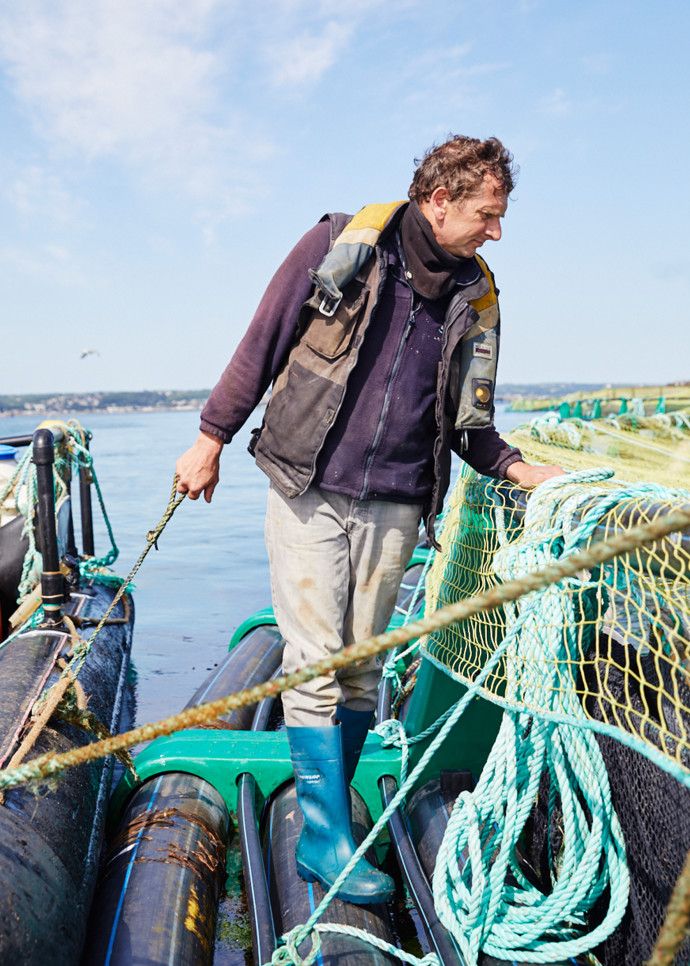 Pascal Goumain, féru d’aquaculture et d’aquaponie, dirige la ferme Saumon de France, la seule à élever les saumons en mer.