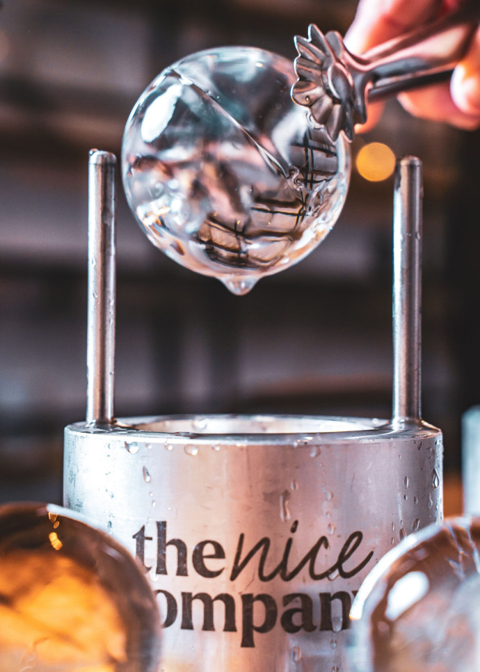 Une sphère de clear ice produite par The Nice Company, qui libre partout en France.