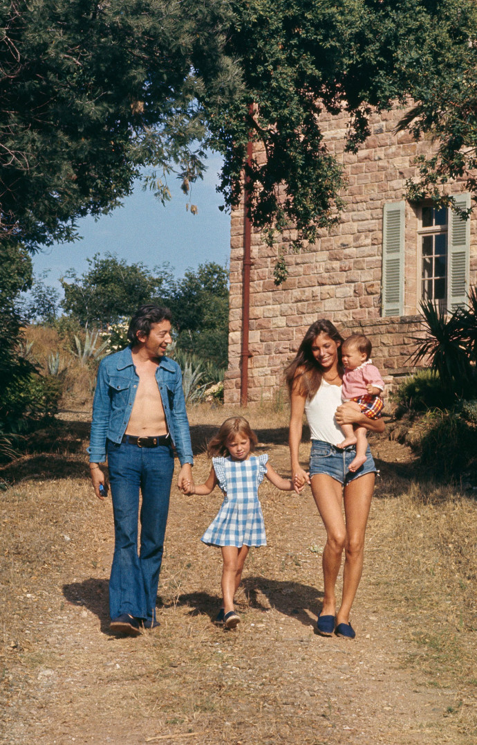 Jane Birkin et Serge Gainsbourg à Saint-Tropez avec leur fille Charlotte et la fille de Jane, Kate Barry.