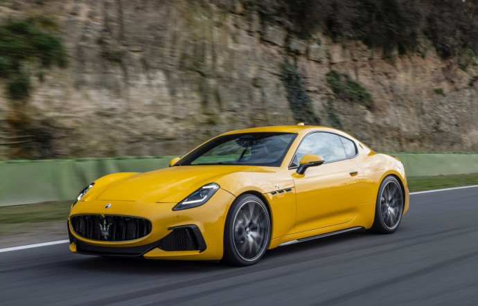 Capot interminable englobant les ailes, aérations latérales, ligne de vitres, empattement XXL, trident sur la custode…tout est subtilement réinterprété sur la nouvelle Maserati GranTurismo 2023.