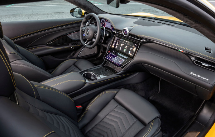 Vue de l’intérieur de la Maserati GrandTurismo.