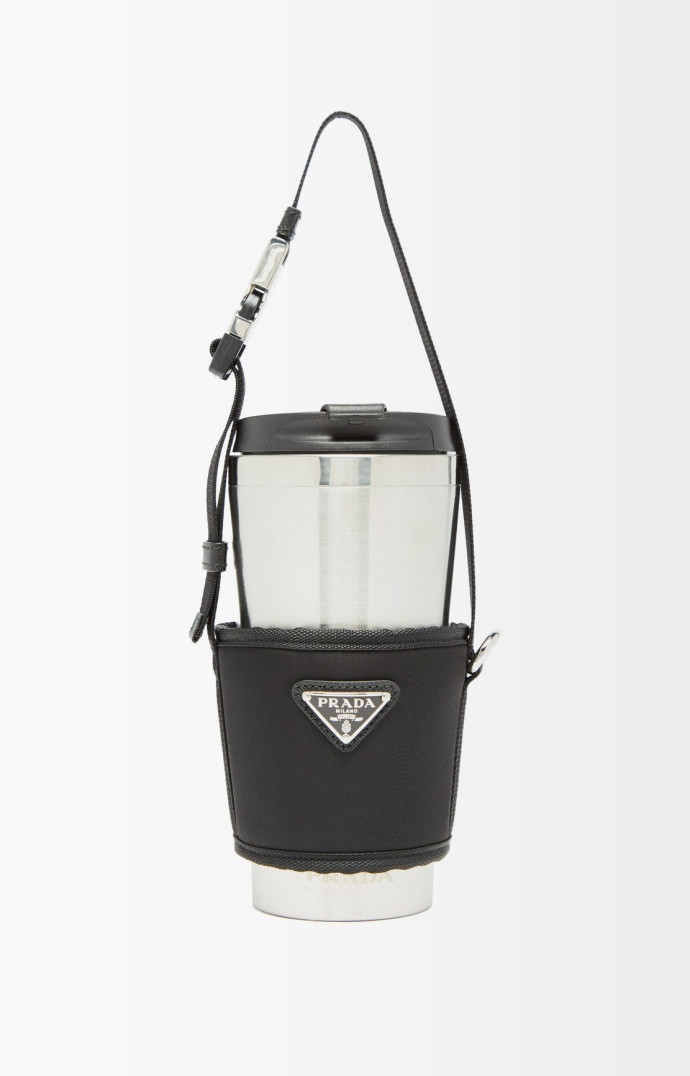 Gourde, thermos, collier… L’objet Prada peut tout faire.