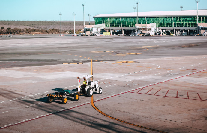 Outre sa taille XL, du fait de l’attrait de la Côte d’Azur et de l’enclavement de Nice, l’aéroport se caractérise par la saisonnalité du trafic, avec un pic de juin à septembre.