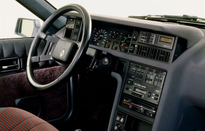 L’intérieur de la Renault Fuego.