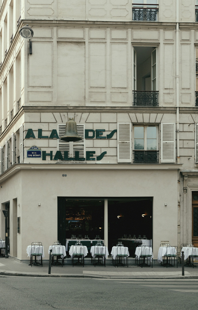 La cloche trône sur la façade qui affiche fièrement sa légende.