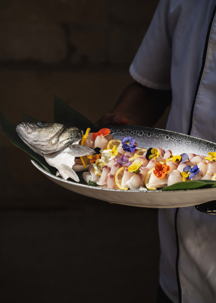 On retrouve aussi le poulpe grillé et jalapeño avec son condiment riviera, la Caprese japonaise, et l’incontournable et exquis black cod, devenu le plat signature de ce groupe expert des nourritures délicates.