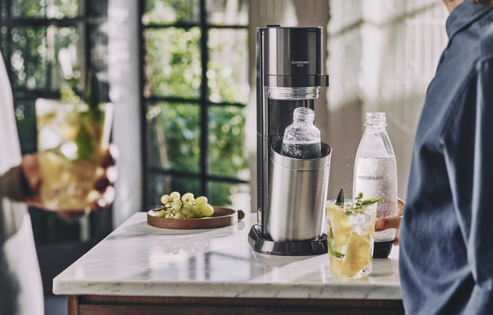 La machine DUO qui offre une carafe en verre pour les jolies tables et une bouteille nomade à emmener partout avec soi.