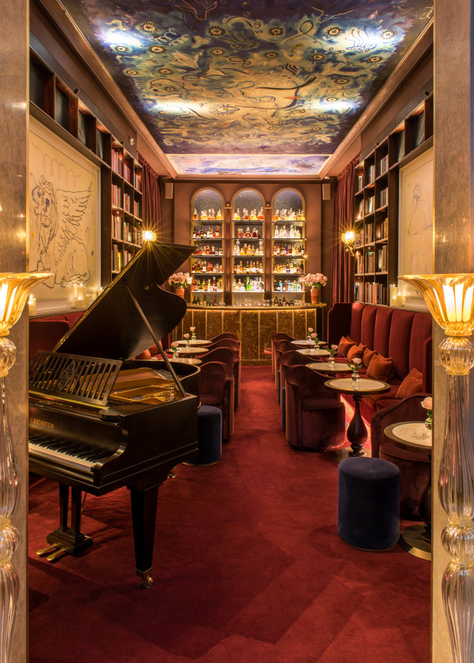 4000 livres environ sont rangés dans le Bar Bibliothèque.