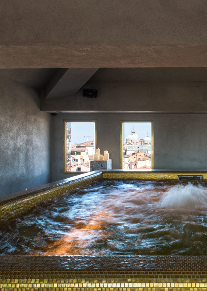 Le bassin bénéficie d’une vue panoramique sur la ville.