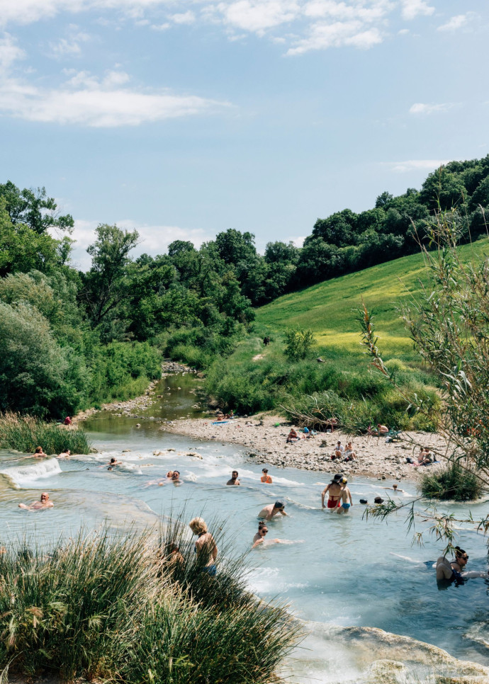 Les Terme di Saturnia, un groupe de sources nées d’un cratère volcanique au cœur de la campagne luxuriante de la Maremme.