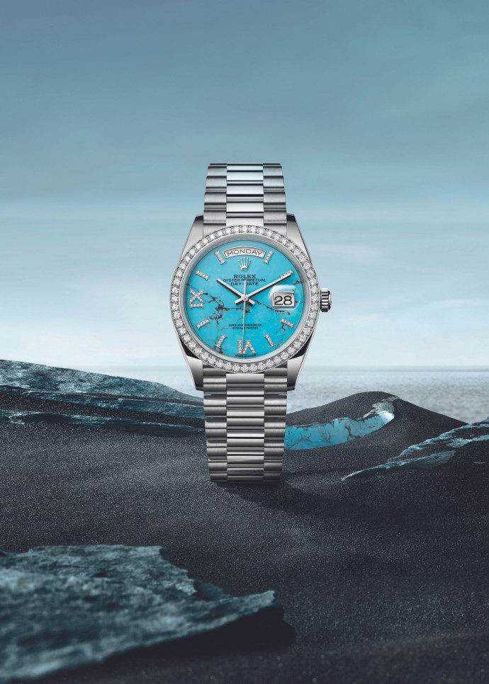 La Day-Date 36, en or gris et diamants, de Rolex, arbore un cadran en turquoise.