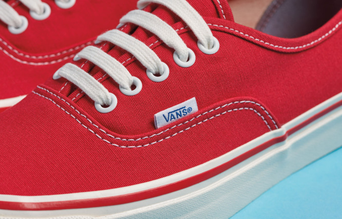 Devenue la pompe fétiche des Z‑Boys, ce crew de Venice dont les leaders Tony Alva et Stacy Peralta seront les premières égéries Vans.